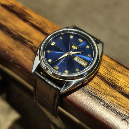 Seiko 5 Automatic 7009-3040 Navy Gradient Dial