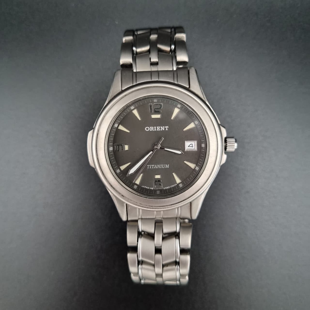 𝑶𝒓𝒊𝒆𝒏𝒕 𝑻𝒊𝒕𝒂𝒏𝒊𝒖𝒎 𝑸𝒖𝒂𝒓𝒕𝒛 𝑼𝑵5𝒁-𝑪𝑶𝑪𝑨 𝑫𝒂𝒓𝒌 𝑮𝒓𝒆𝒚 𝑫𝒊𝒂𝒍