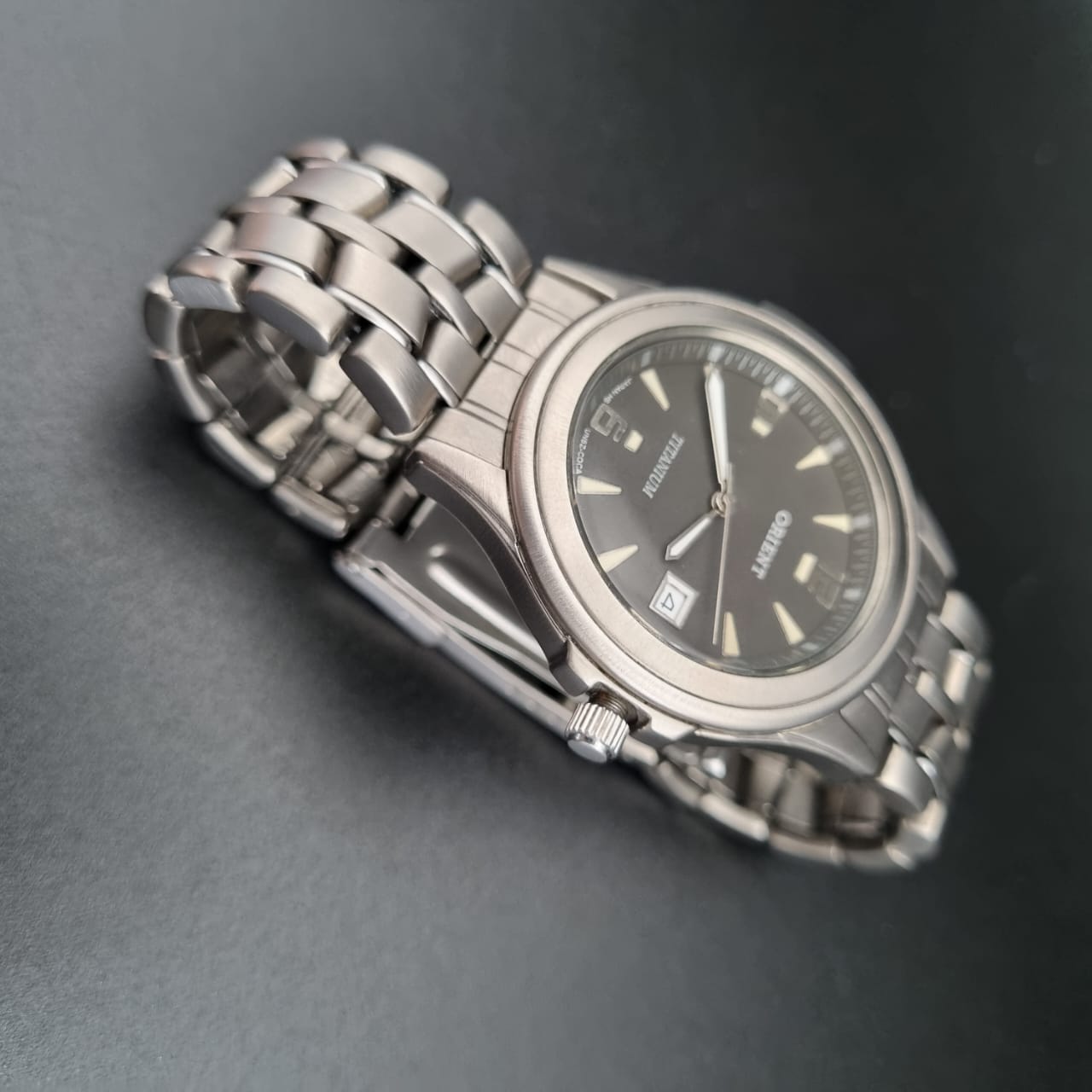 𝑶𝒓𝒊𝒆𝒏𝒕 𝑻𝒊𝒕𝒂𝒏𝒊𝒖𝒎 𝑸𝒖𝒂𝒓𝒕𝒛 𝑼𝑵5𝒁-𝑪𝑶𝑪𝑨 𝑫𝒂𝒓𝒌 𝑮𝒓𝒆𝒚 𝑫𝒊𝒂𝒍