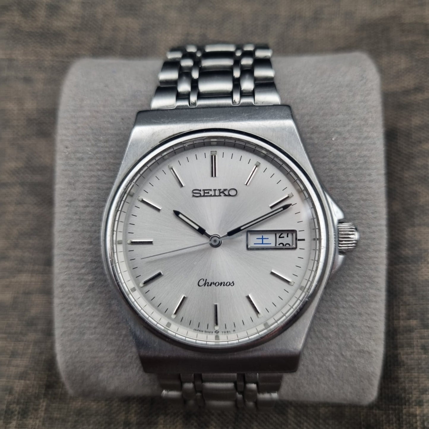 Seiko Chronos Quartz 5H23-7D20 Silver Sunburst Dial
