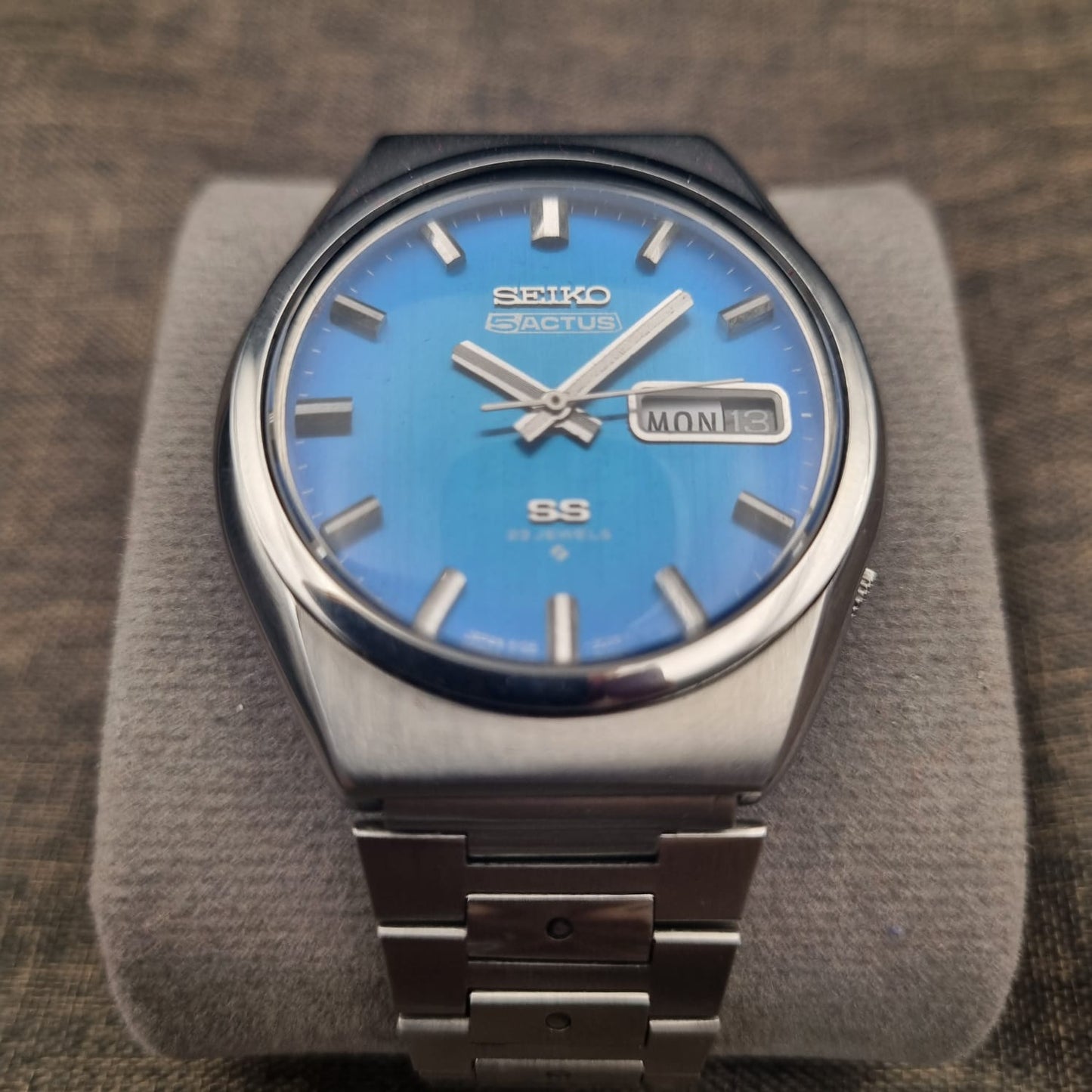 Seiko 5 Actus SS 6106-8760 Cyan Aqua Blue Sunburst Dial