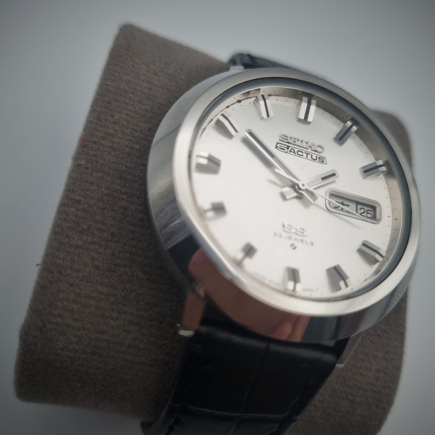 Seiko 5 Actus SS 6106-8750 Circle Silver Sunburst Dial