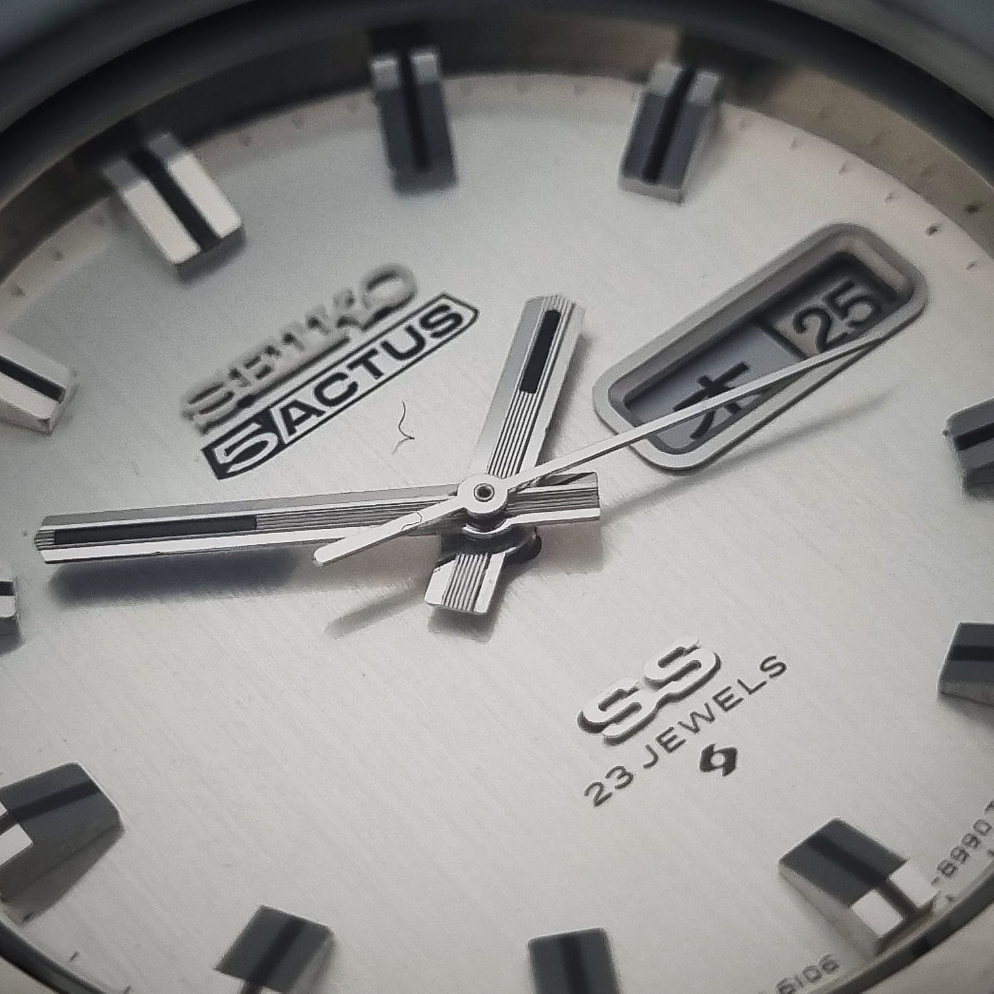 Seiko 5 Actus SS 6106-8750 Circle Silver Sunburst Dial