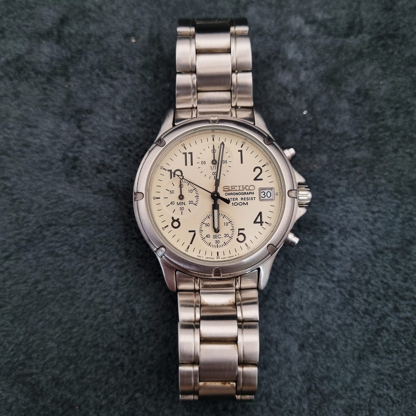 Seiko Chronograph Quartz V657-0820 White Cream Dial