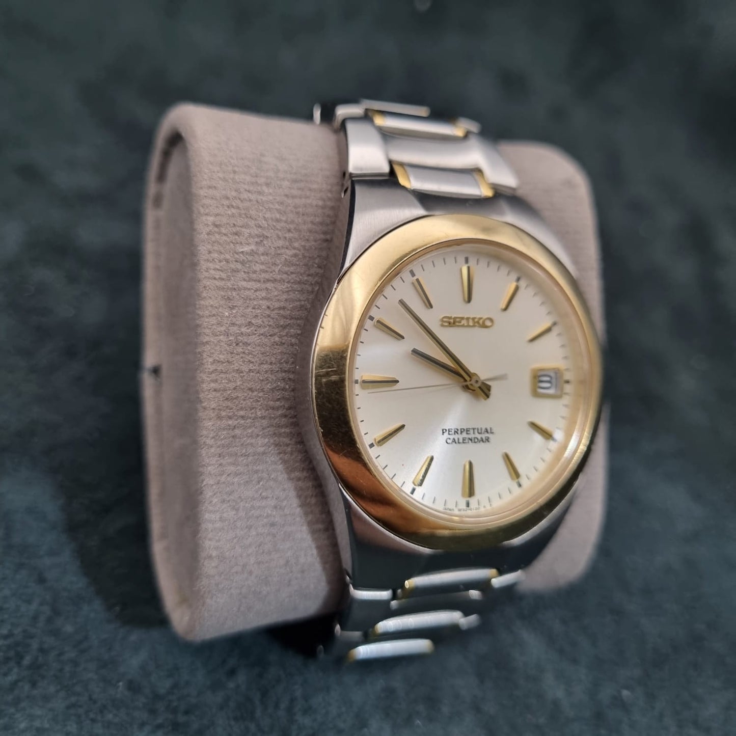 Seiko Perpetual Calender 8F32-0130 Silver Sunburst Gold Index