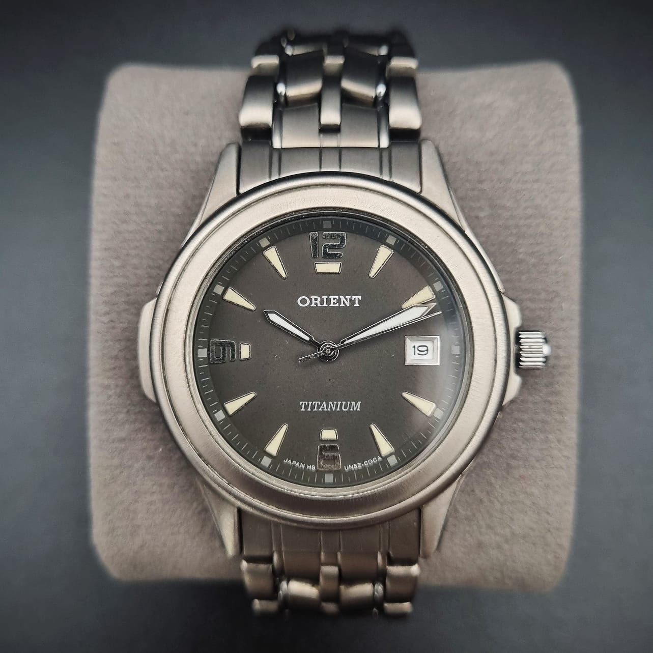 𝑶𝒓𝒊𝒆𝒏𝒕 𝑻𝒊𝒕𝒂𝒏𝒊𝒖𝒎 𝑸𝒖𝒂𝒓𝒕𝒛 𝑼𝑵5𝒁-𝑪𝑶𝑪𝑨 𝑫𝒂𝒓𝒌 𝑮𝒓𝒆𝒚 𝑫𝒊𝒂𝒍